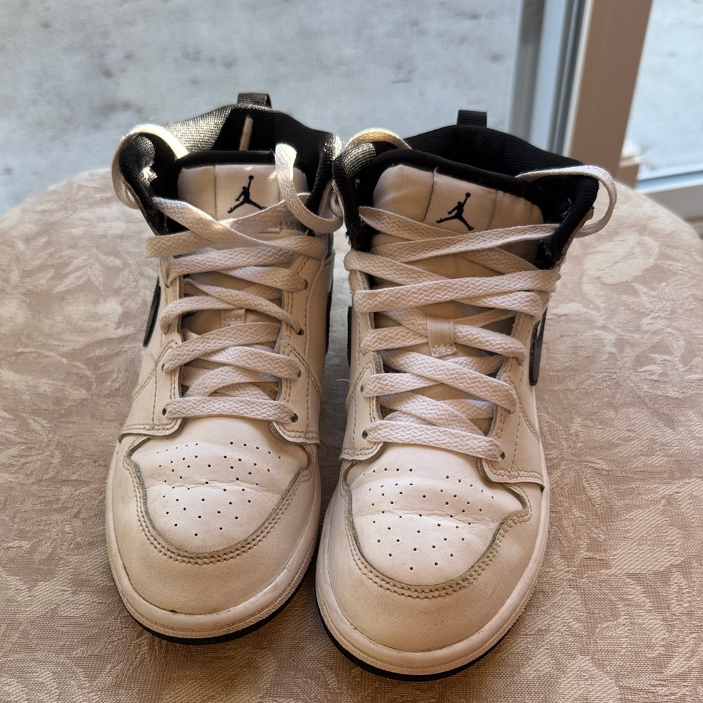 Jordan Kids Sneakers in White and Black